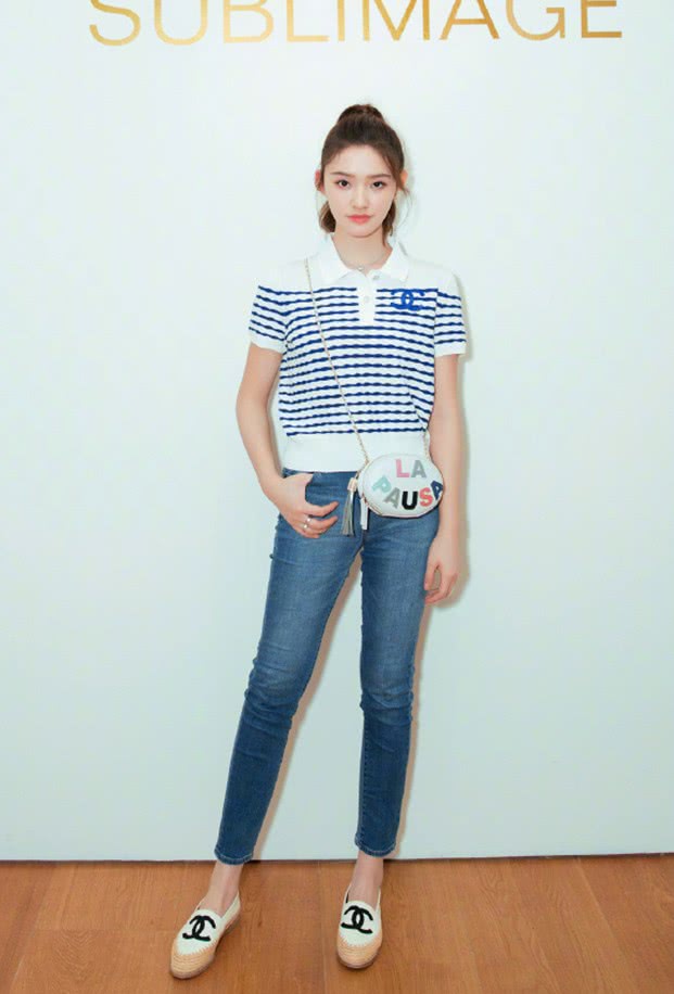 林允牛仔裤街头,林允穿白色骑行裤