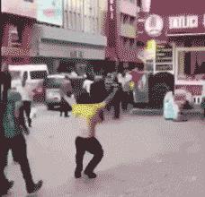 在楼梯上摔倒的搞笑视频,楼梯上摔下来搞笑图片