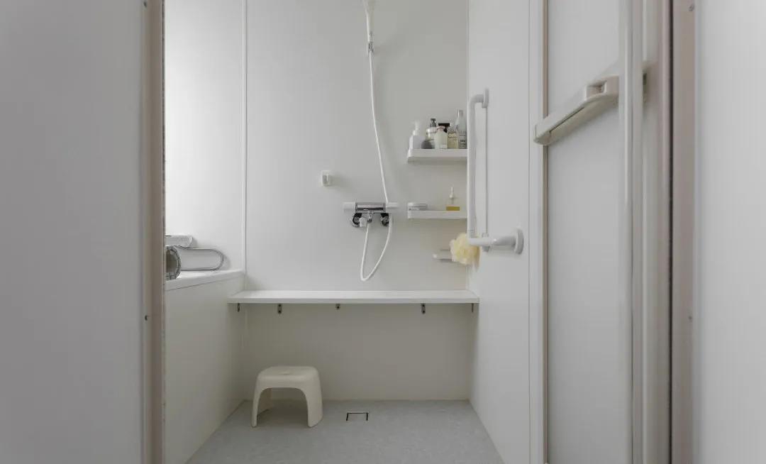 100平现代简约阳台装修风格,125平带阳台简约温馨装修风格