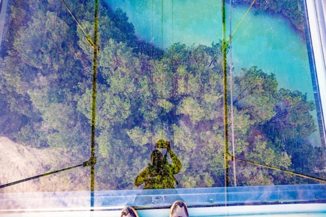 网红玻璃桥悬崖秋千,网红旅游打卡玻璃滑道
