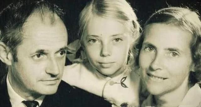 飞机在8000米高空解体，所有人直线下坠，却有人奇迹生还