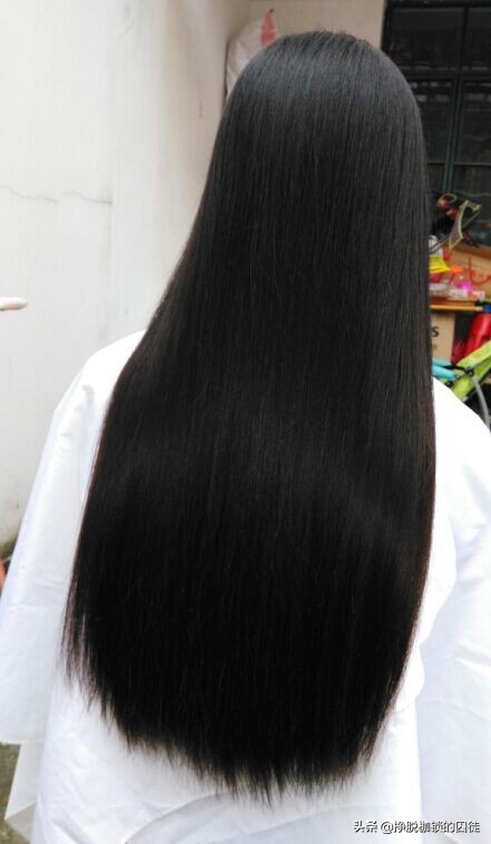 常见很多黑人顶着满脑袋的“钢圈”，他们的卷发是天然还是人为？