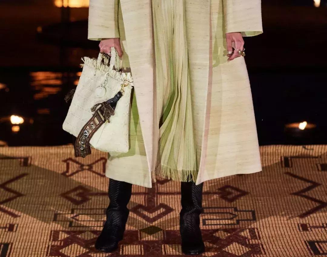 在摩洛哥皇宫，穿拖鞋看秀，是什么体验？