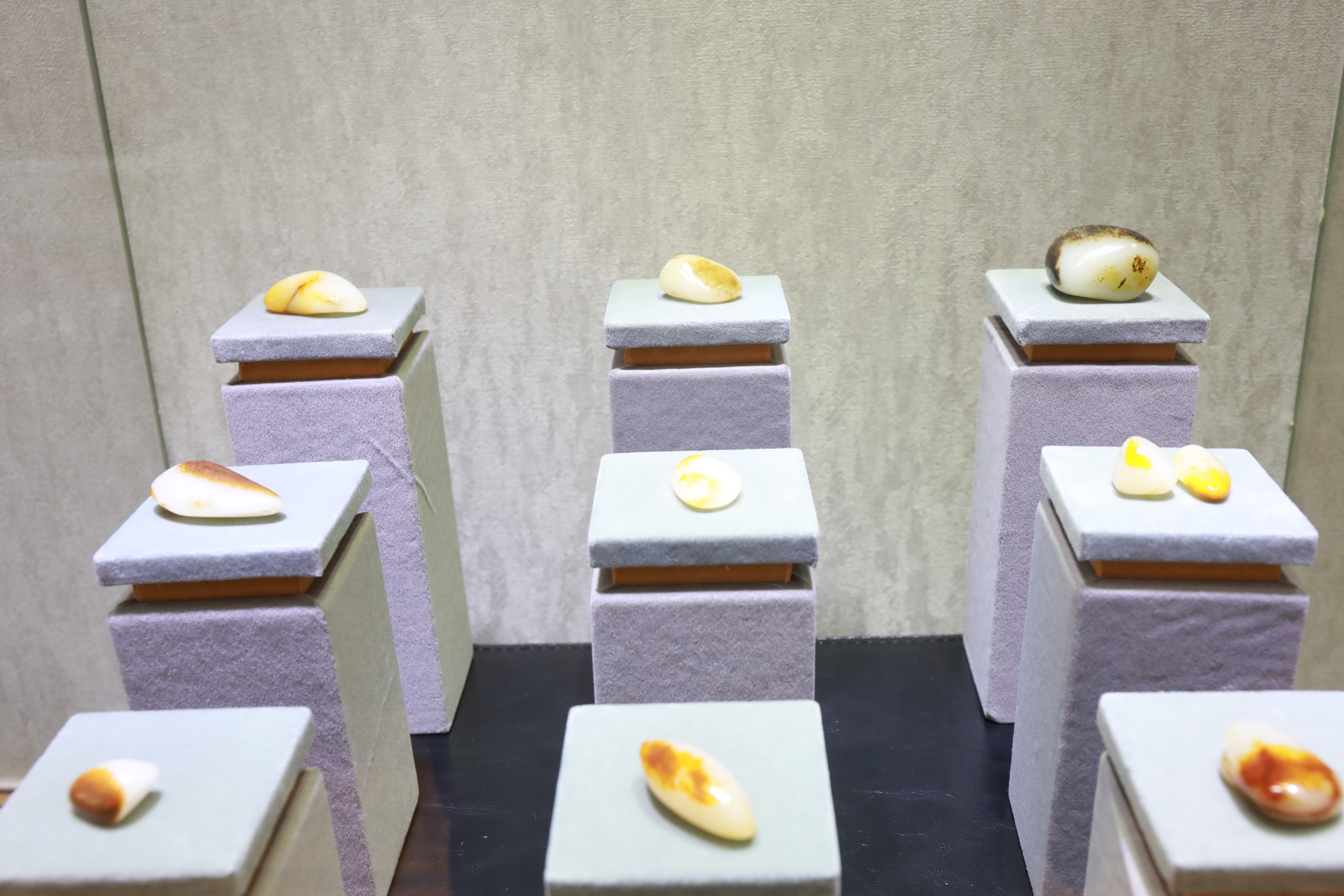 新疆白玉和和田玉哪个好些,乌鲁木齐中疆和田玉