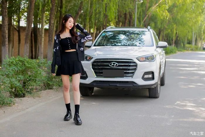 走稳重路线,北京现代ix35路上行驶视频