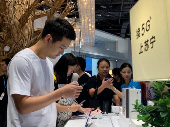 重庆小姐姐太给力，苏宁极物旗舰店刚一开业就被买爆