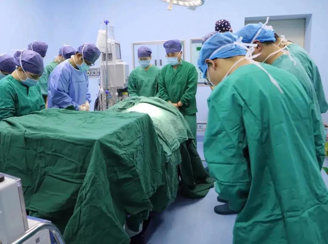 小女孩白血病很懂事放弃治疗,小女孩患白血病主动提出不治