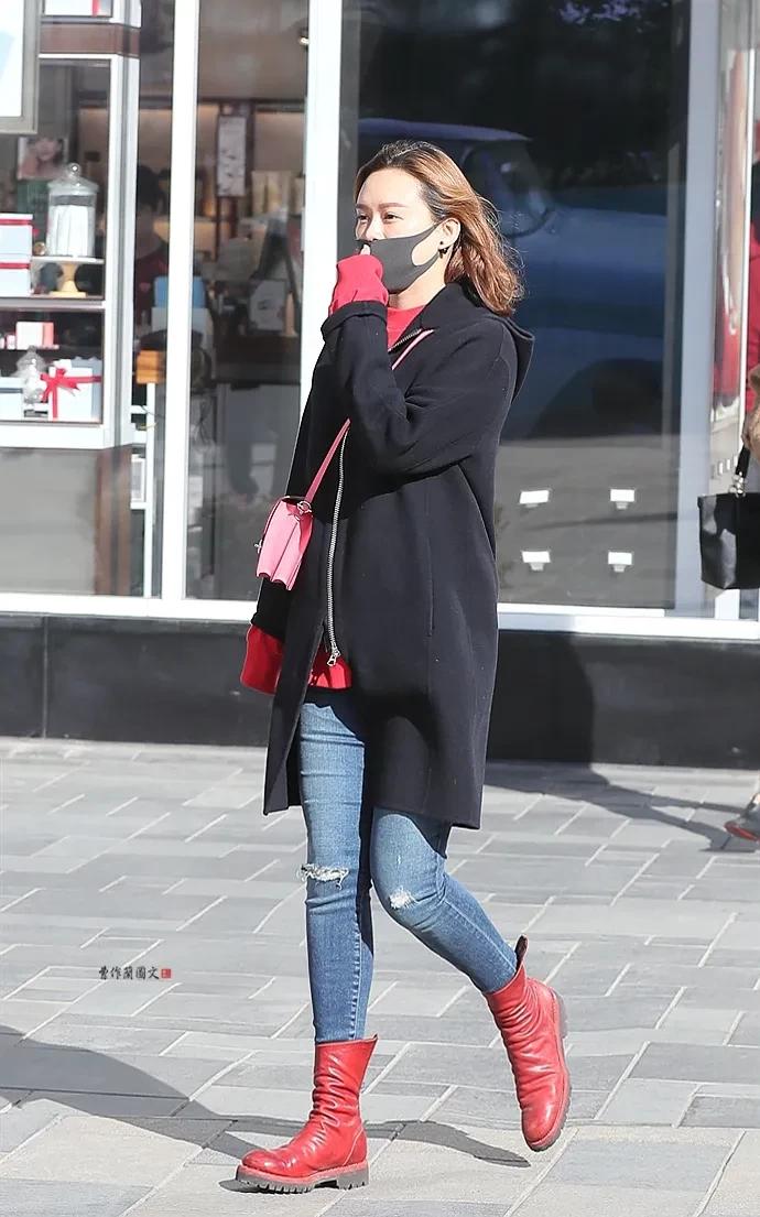 街拍穿天蓝色高筒靴的美女,蓝色过膝靴女生街拍