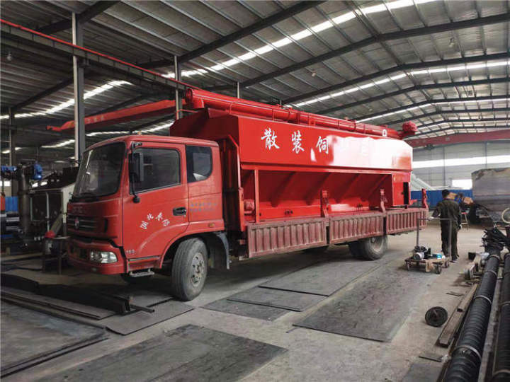 求购散装饲料运输车,二手大吨位饲料运输车