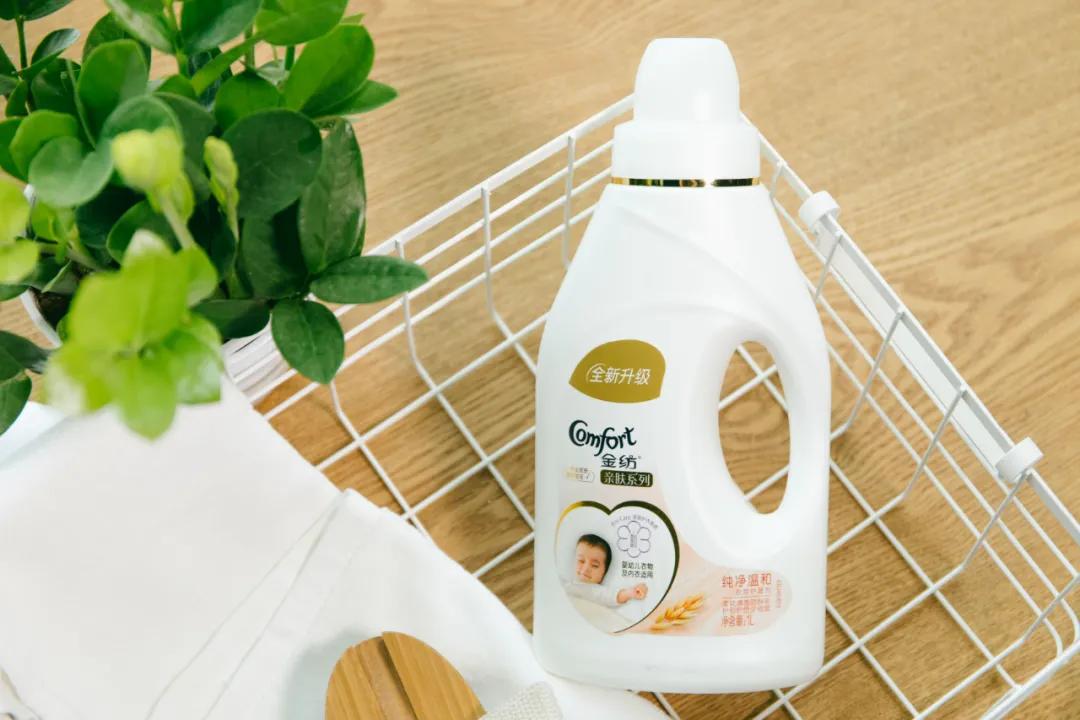 T恤穿腻了？想要时髦又遮肉，春夏白衬衫应该这么洗和这样穿