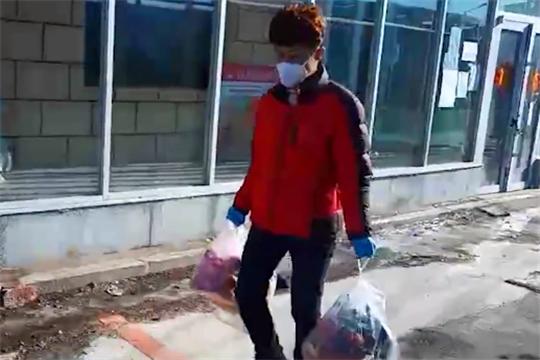 村里防疫严峻，被要求没事不能出门，大一学生主动帮村民“代购”
