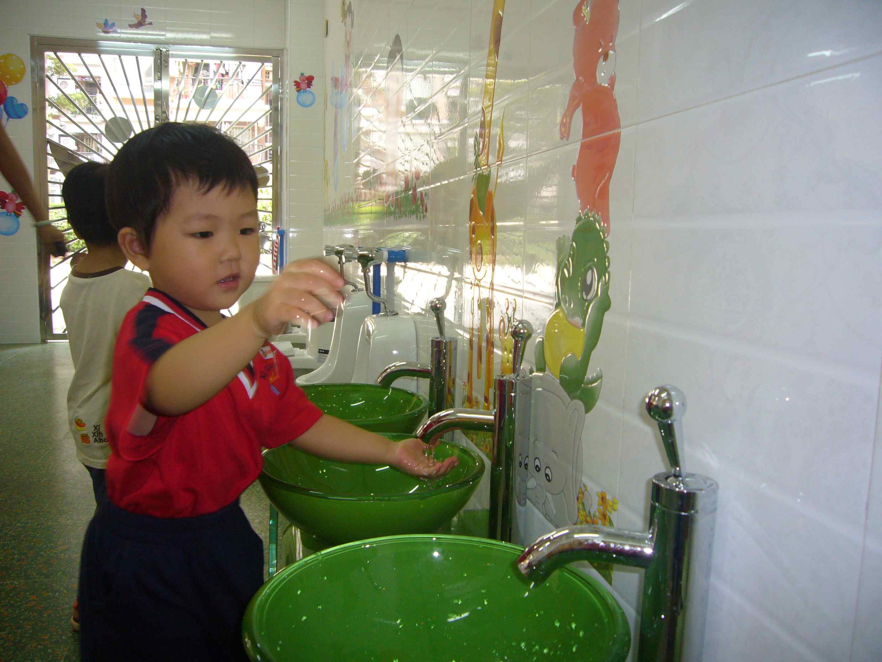 幼儿离开妈妈后容易哭闹分离焦虑,如何解决孩子入园哭闹问题