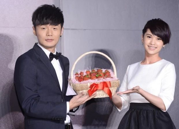 李荣浩为杨丞琳公开庆生,李荣浩杨丞琳求婚后首次合体同框