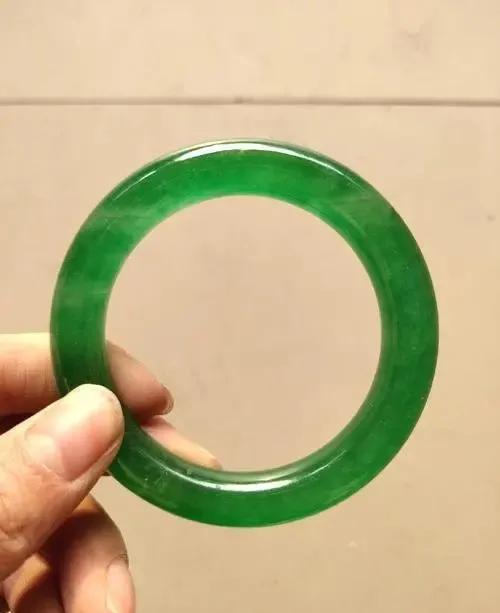 婆婆送的老翡翠手镯,婆婆送百年翡翠手镯
