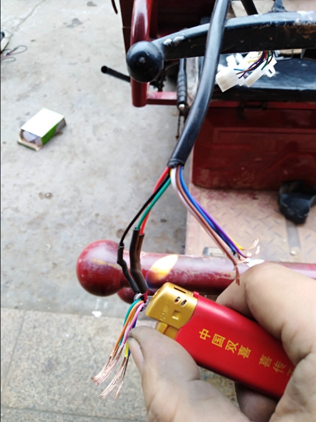 电动三轮车打开钥匙轮子转不动,三轮电动车拧转把不动提示已刹车