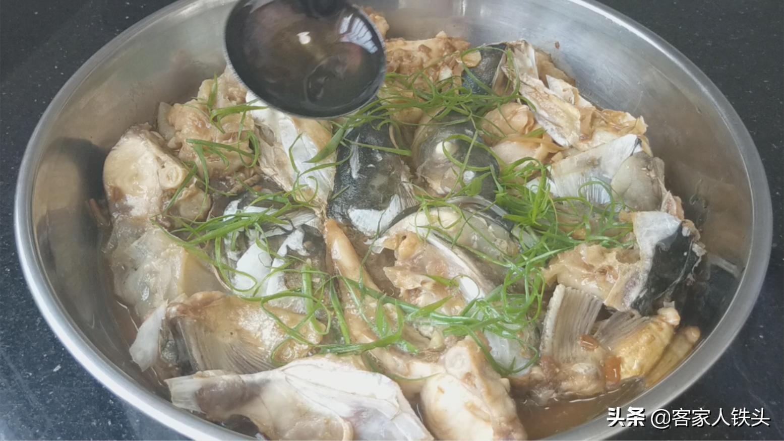 吃了30多年才知道这样煎鱼不粘皮,这才是鱼头最好吃的做法