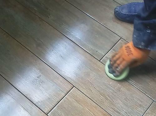 装修要注意了，瓷木地板流行这样处理缝隙，美观省钱又实用！
