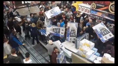 黑五狂抢开始！机场outlet堵爆温哥华华人凌晨排队全买疯了