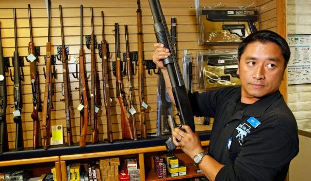 真实的流血大促销!美国骚乱不断升级,俄国AK步枪乘机打折销售