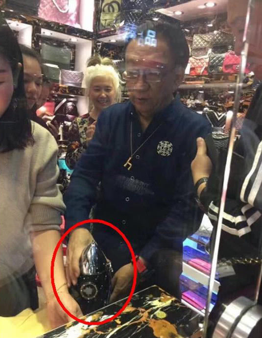 谁揭穿了网红卖高仿假包这个秘密的?