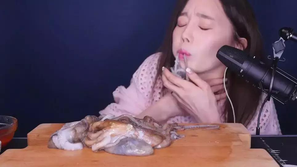 韩国网红活吞整只章鱼,韩国女网红为了博眼球有多拼