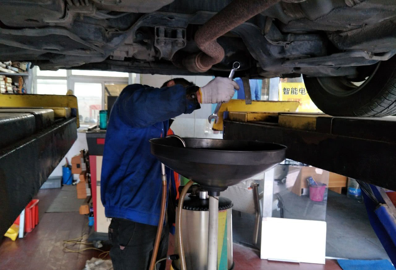 保养师傅普遍把机油加多吗,抽机油和放机油对比哪个更好