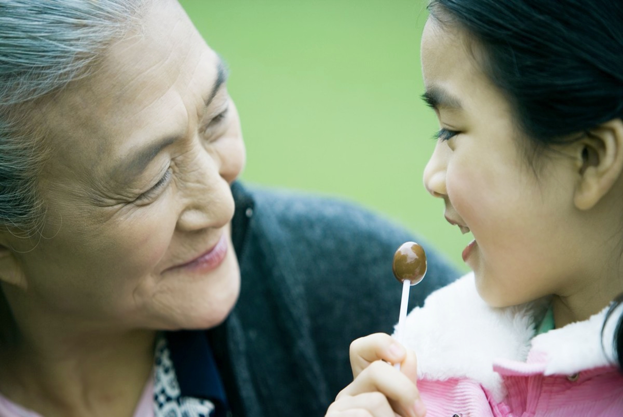 孙子外孙一字之差，老人给“压岁钱”差太多，宝爸气不过当场离席