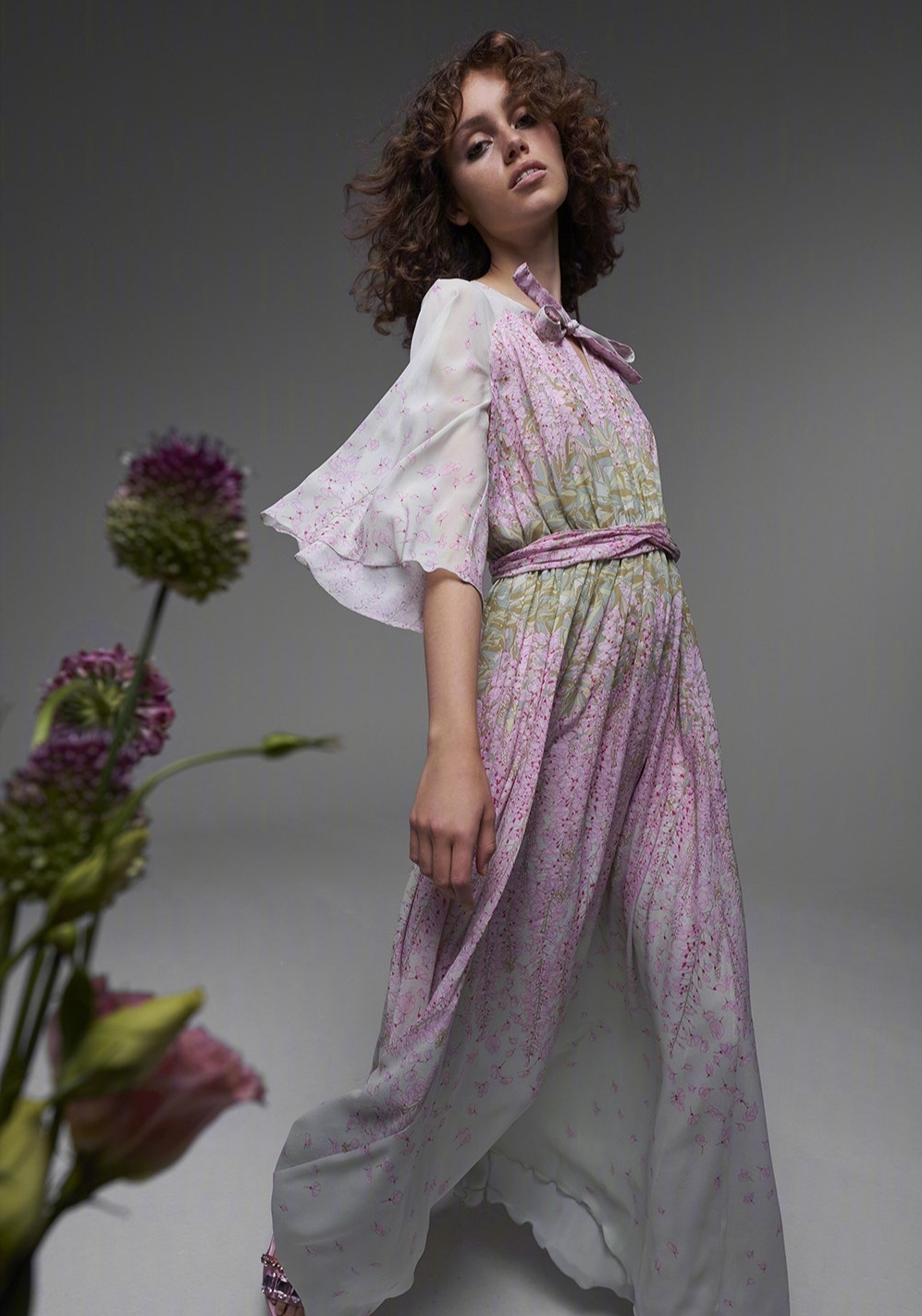 夏季碎花连衣裙适合什么年纪穿,雪纺碎花连衣裙长袖长款怎么穿搭