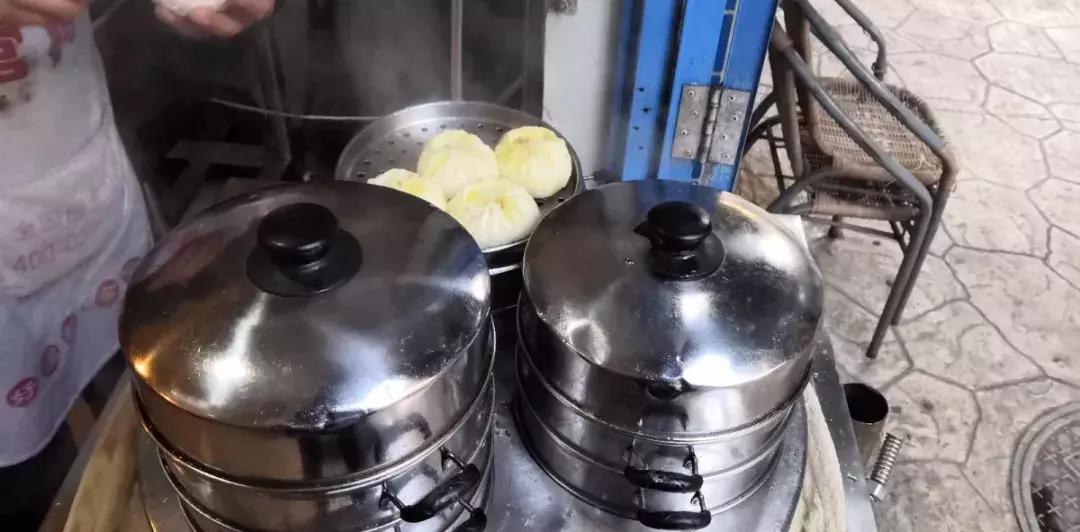 “老板儿，来十个包子，肉的哈~”都江堰人的早晨从这口油滋滋开始，这8家包子店，你最钟意哪家？