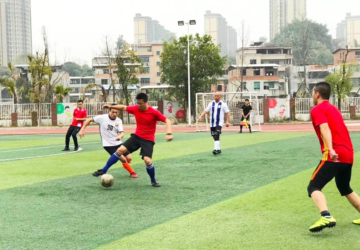 小学举行喜迎元旦足球比赛,小学家长足球友谊赛开幕式