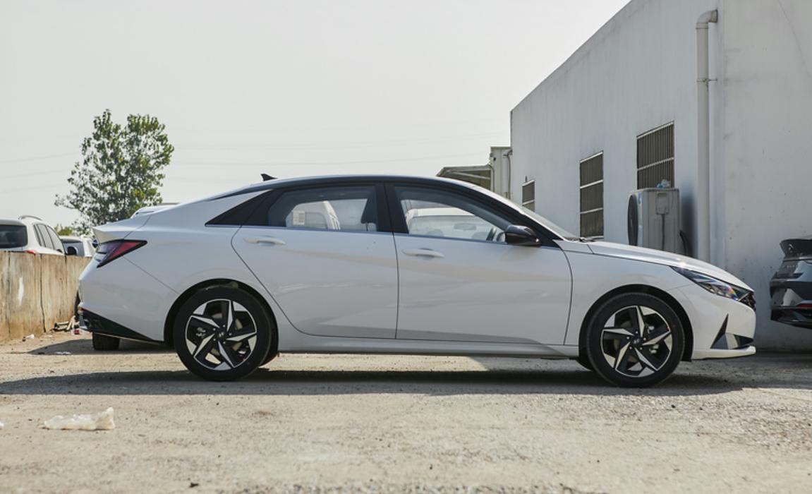 适合女生开10万左右颜值高的车,10万性价比高的轿车现代伊兰特