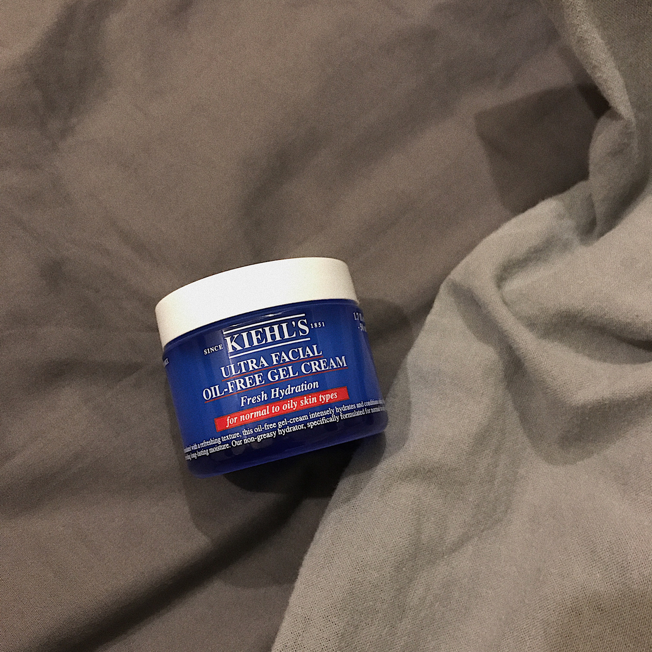 干性皮肤更缺水还是更缺油,干性皮肤特别容易起皮