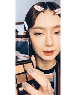 戚薇老态尽显,戚薇和关晓彤站在一起