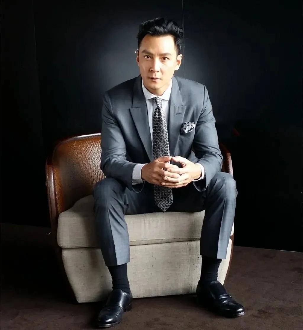 拍照姿势大全男生对镜子超清,男生在花海怎么拍照姿势好看