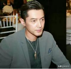 如何用小小的配饰搭配出百变风格 (小众配饰搭配方法)