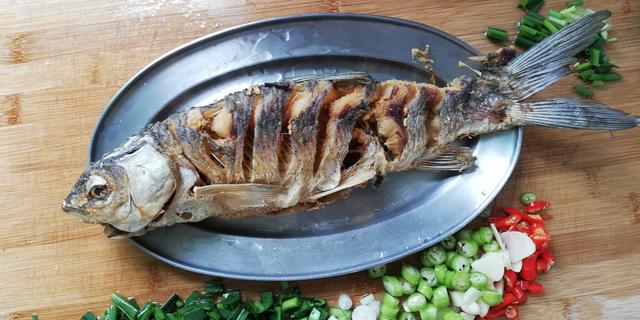 红烧鱼的家常做法红烧草鱼加豆腐,二十斤大草鱼柴火红烧鱼的做法