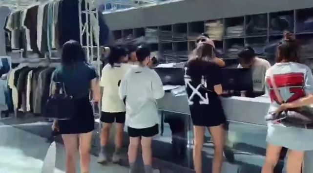 成都春熙路公然售假？FOG敬畏上帝ESSENTIALS合法山寨卖爆了···