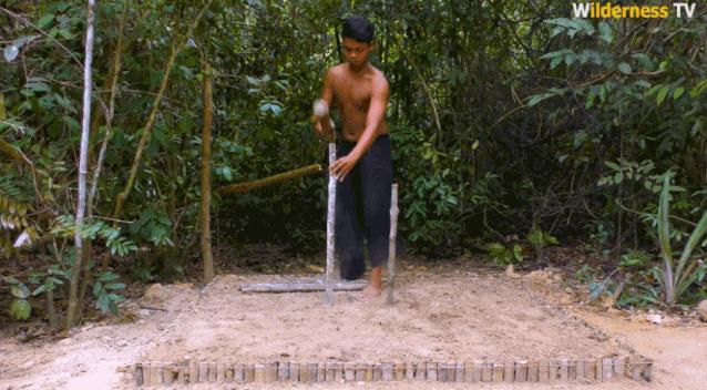 小哥哥徒手建房子,小伙为流浪狗打造温馨的城堡