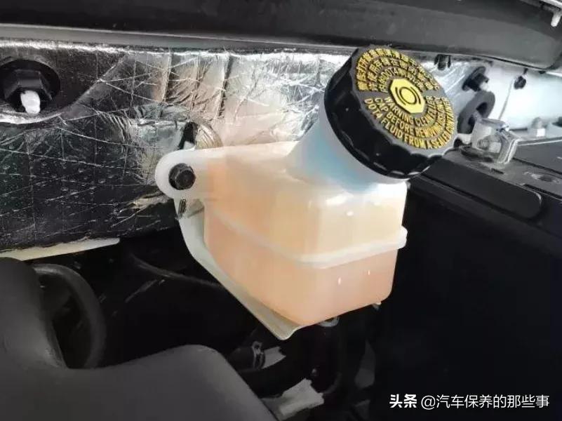 汽车刹车灯一直亮,刹车灯什么时候亮