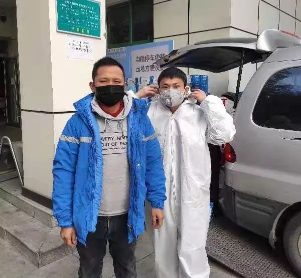 武汉快递小哥送药,武汉送新冠病人快递小哥