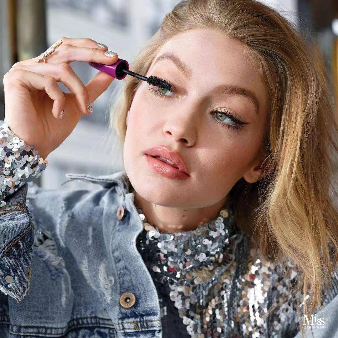 很多品牌推出各种颜色的睫毛膏,却孤零零地躺在专柜里无人问津