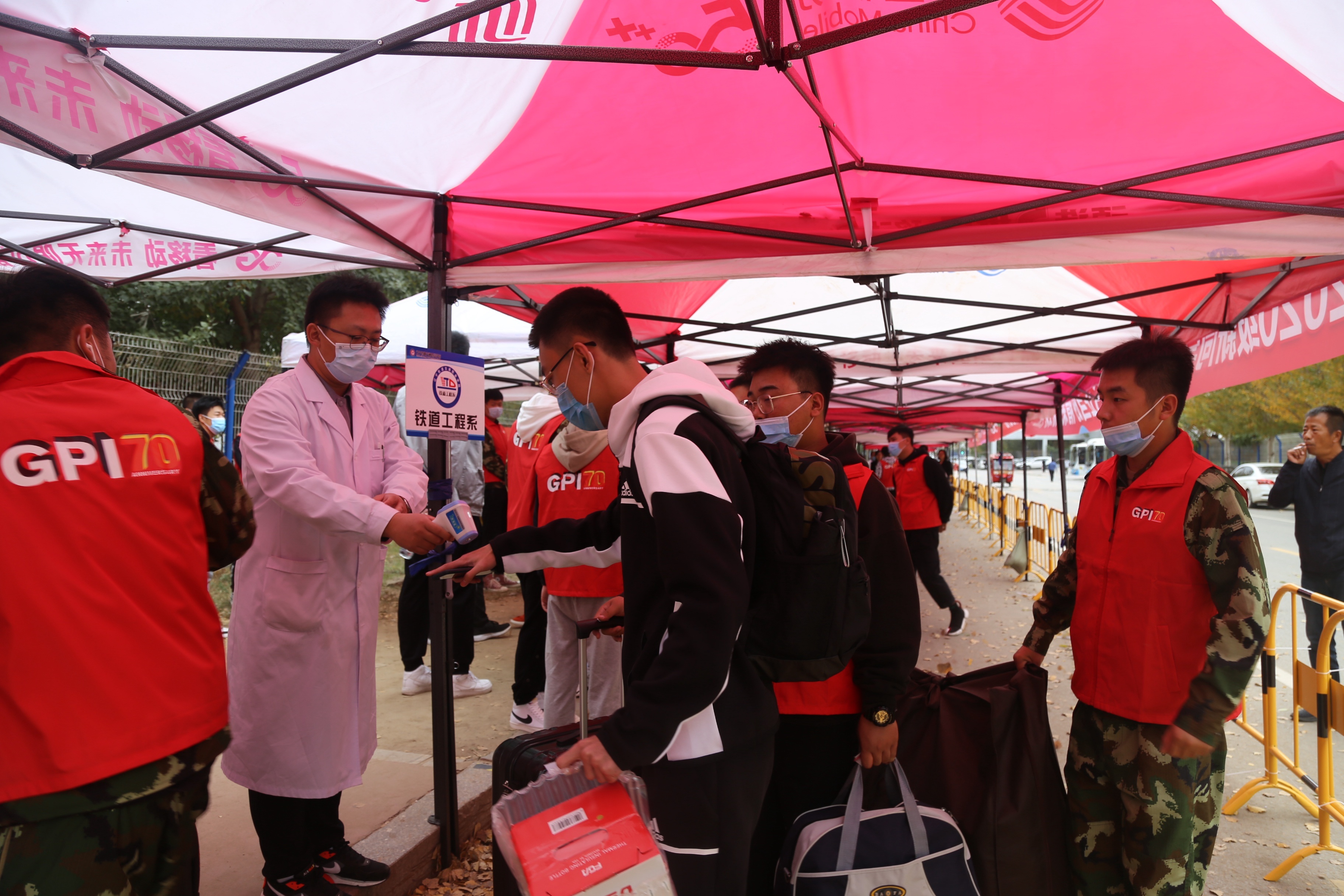 小红马甲志愿者,辽宁轨道交通职业学院报到