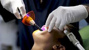 印度男孩嘴里拔出526颗牙齿,印度一男孩嘴巴里取出许多牙齿