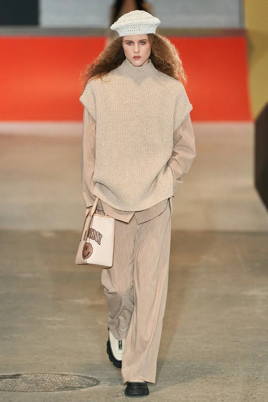 奶茶色搭配什么颜色好看冬天,奶茶色搭配什么颜色显高级