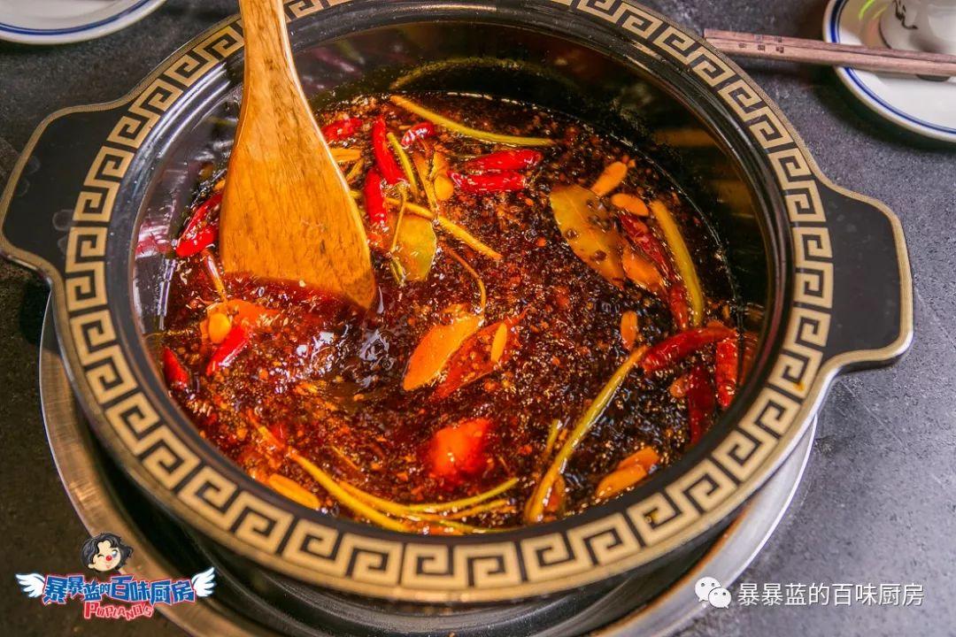 当成都老板爱上沈阳老雪，他开的串串香店锅底都有1瓶大绿棒