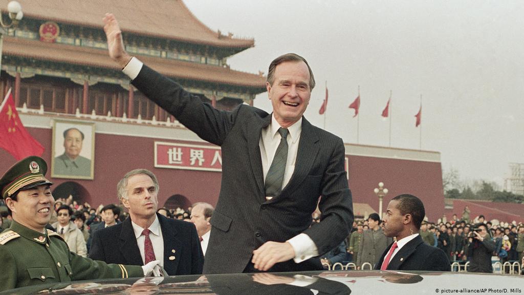 总统老布什一生访华20多次,老布什第一次访华