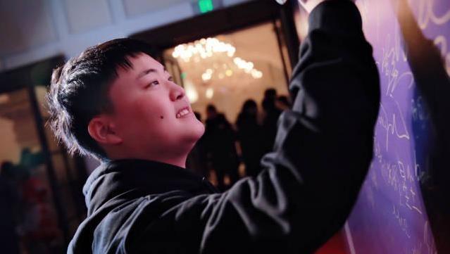 瀛︾敓澶滃鍚冧粈涔堝ソ,骞介棬铻烘棆鏉嗚弻鏅氫笂鑳戒笉鑳藉悆澶滃