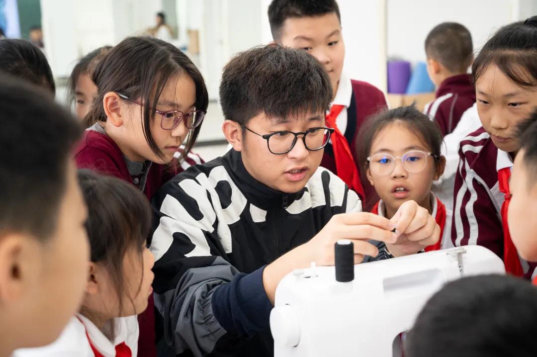 太拼了！为实现个性化教育，这所学校给学生开了100多门优能课