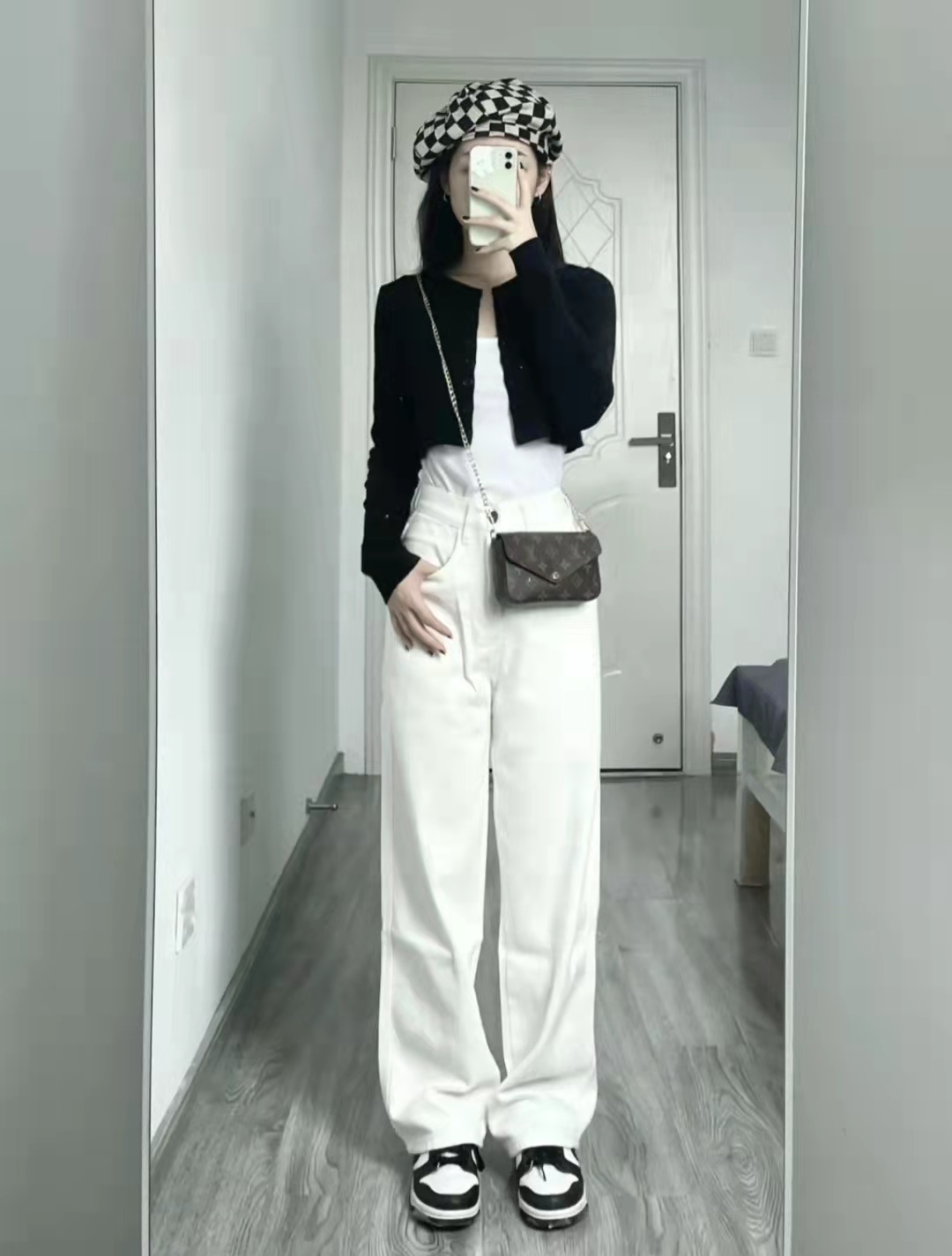 白色阔腿裤配什么颜色上衣好看,深蓝阔腿裤配白色中袖上衣好吗