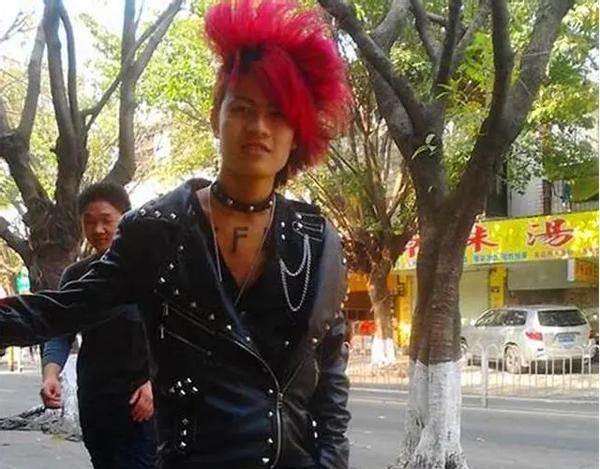 广东小伙罗福兴:11岁创办“杀马特家族”,拒绝富婆追求后怎样